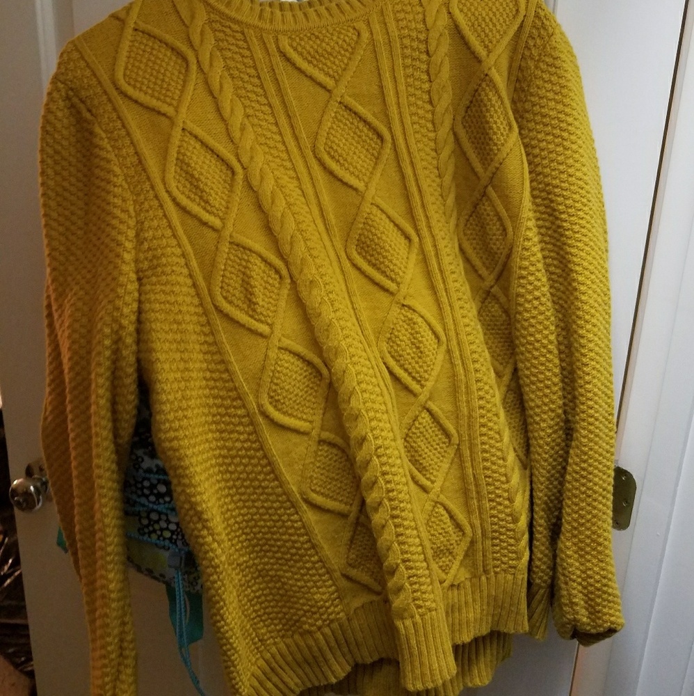 Like new (worn once) old navy sweatwr mustard